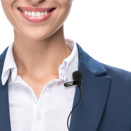 一款現代黑金色麥克風。