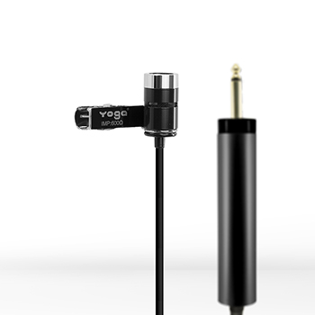 Um microfone moderno preto e dourado equipado com um plugue dourado brilhante, perfeito para capturar áudio de alta qualidade.